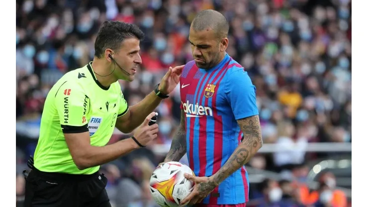 Dani Alves fue sancionado tras su expulsión ante Atlético de Madrid