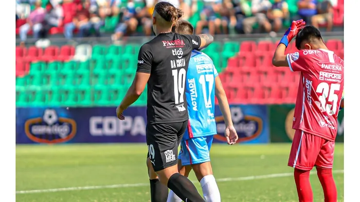 Xico Da Costa consuela a los jovenes de Blooming