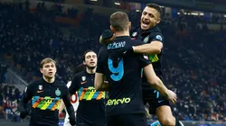 Alexis y Dzeko, los goleadores de la noche.