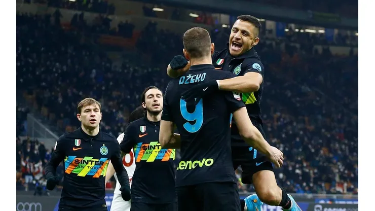 Alexis y Dzeko, los goleadores de la noche.