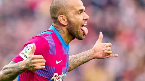 Dani Alves festeja el gol en Camp Nou
