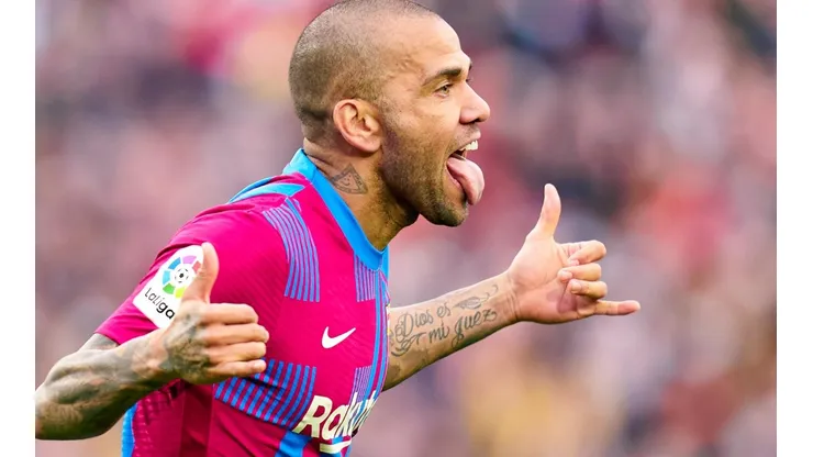 Dani Alves festeja el gol en Camp Nou