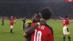 Mané y un gesto de grandeza con Salah.