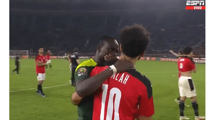 Mané y un gesto de grandeza con Salah.