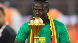 Sadio Mané con su soñada Copa en manos
