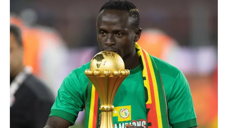 Sadio Mané con su soñada Copa en manos