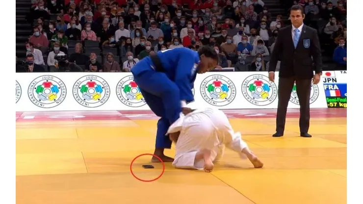 Gneto en acción y su móvil al lado.