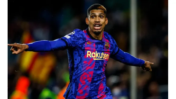 Ronald Araújo y una nueva oferta de la Premier League.