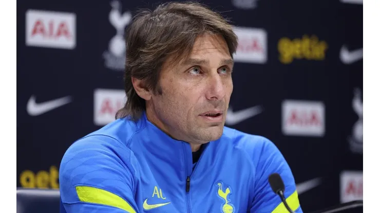 Antonio Conte en conferencia