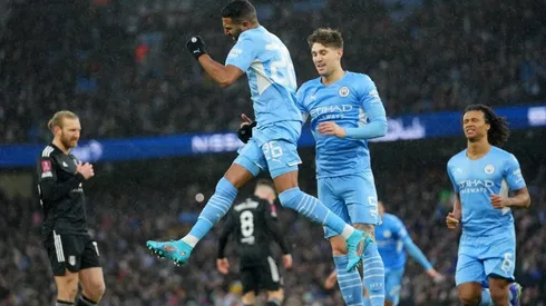 Manchester City golea a Fulham con doblete de Mahrez.