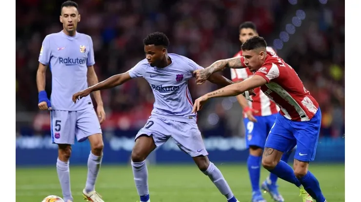 José María Giménez ante Ansu Fati en un Barcelona vs Atlético de Madrid.