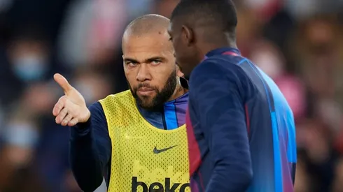Dani Alves defiende a Dembélé.