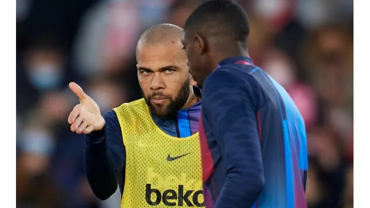 Dani Alves defiende a Dembélé.