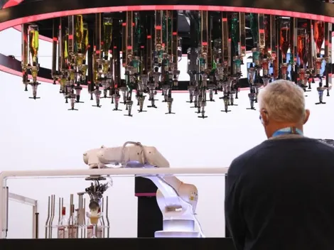 Yo Robot: un androide, el bartender estrella de Pekín 2022