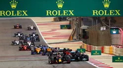 Los pilotos de la Fórmula 1 transitando el Gran Premio de Baréin, uno de los circuitos de la pretemporada (Foto: Getty Images).