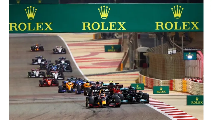 Los pilotos de la Fórmula 1 transitando el Gran Premio de Baréin, uno de los circuitos de la pretemporada (Foto: Getty Images).