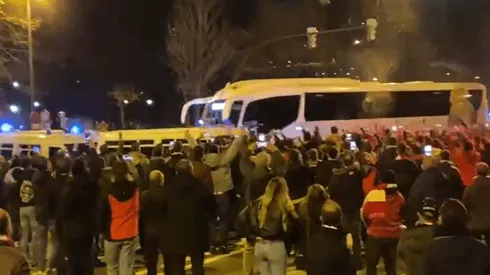 El recibimiento de los hinchas de Athletic a los jugadores de Real Madrid.