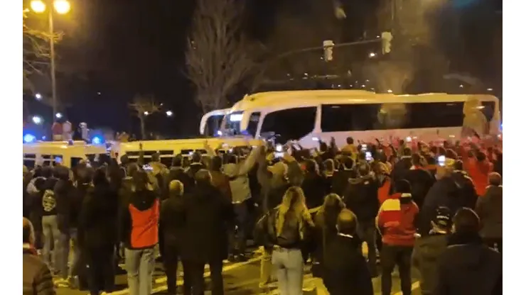 El recibimiento de los hinchas de Athletic a los jugadores de Real Madrid.