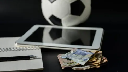 Fútbol y dinero, más que nunca unidos en la última jornada del mercado de fichajes.