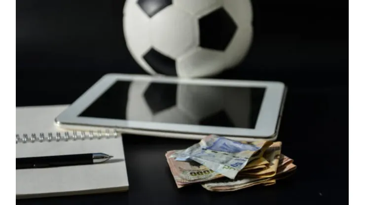 Fútbol y dinero, más que nunca unidos en la última jornada del mercado de fichajes.