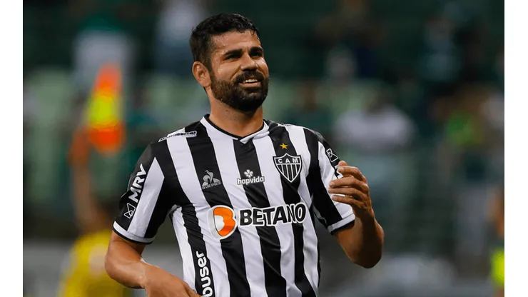 Diego Costa en acción con Mineiro.