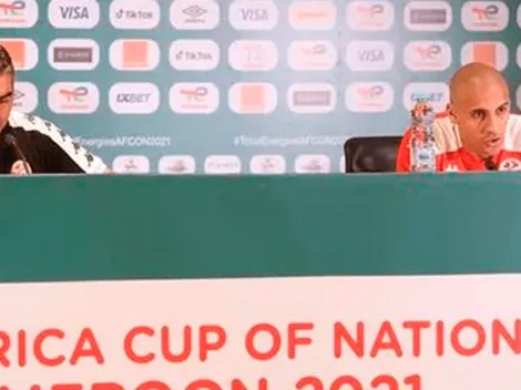 Copa África: hombre entró a conferencia de prensa y se llevó los micrófonos para hacer denuncio