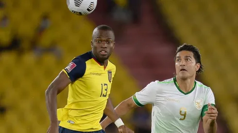 Marcelo Moreno Martins contra Enner Valencia en un Bolivia vs Ecuador.