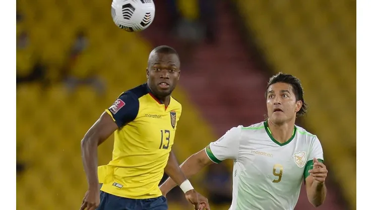 Marcelo Moreno Martins contra Enner Valencia en un Bolivia vs Ecuador.