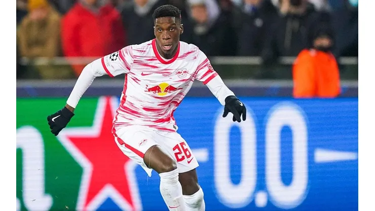 Ilaix Moriba en acción con Leipzig.