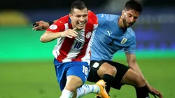 Acción de juego entre Paraguay y Uruguay.