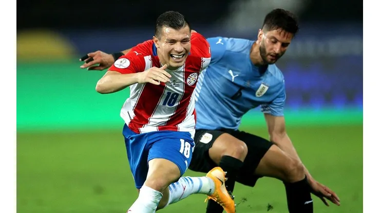 Acción de juego entre Paraguay y Uruguay.