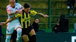 Acción de juego entre Nacional y Peñarol.