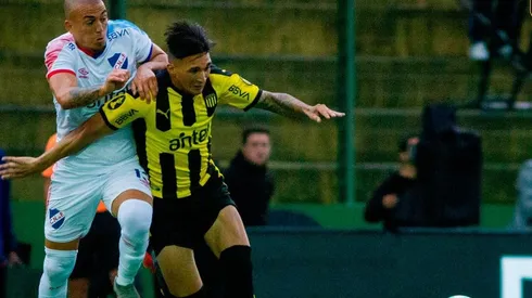 Acción de juego entre Nacional y Peñarol.