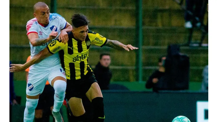 Acción de juego entre Nacional y Peñarol.