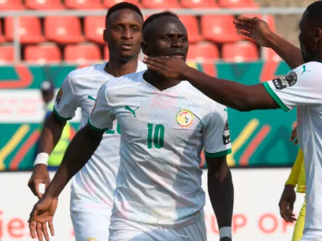 La foto de la tranquilidad: Sadio Mané sonriendo junto con Vozhinha, su agresor