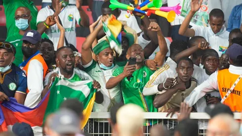 Pese a la tragedia que dejó, al menos, ocho muertos, el partido se jugó igual