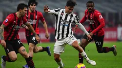 Paulo Dybala ante tres jugadores de Milan.