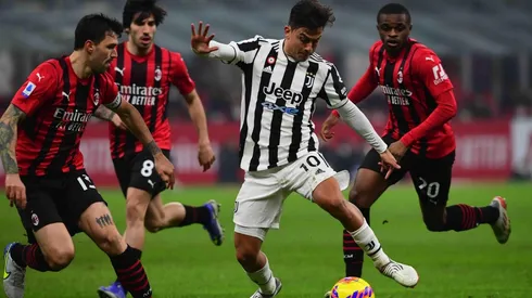 Paulo Dybala ante tres jugadores de Milan.