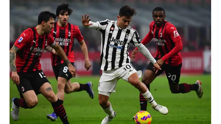 Paulo Dybala ante tres jugadores de Milan.