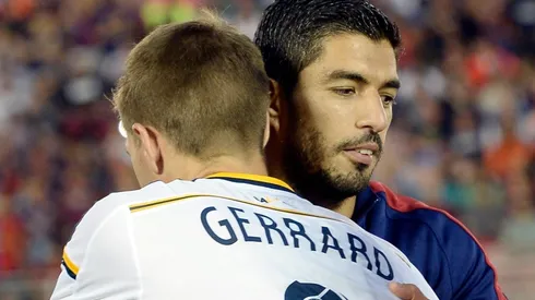 Steven Gerrard y Luis Suárez en un encuentro amistoso