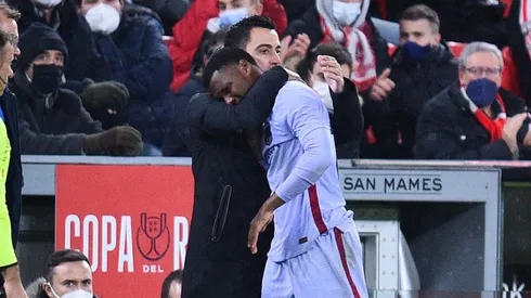 Xavi consuela a Ansu Fati tras su lesión.