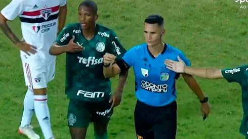 Juez con uno de los cuchillos.