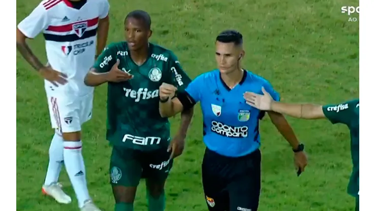 Juez con uno de los cuchillos.