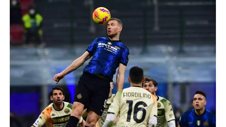 Inter saca adelante un partido 'complicado' ante Venezia por Dzeko.