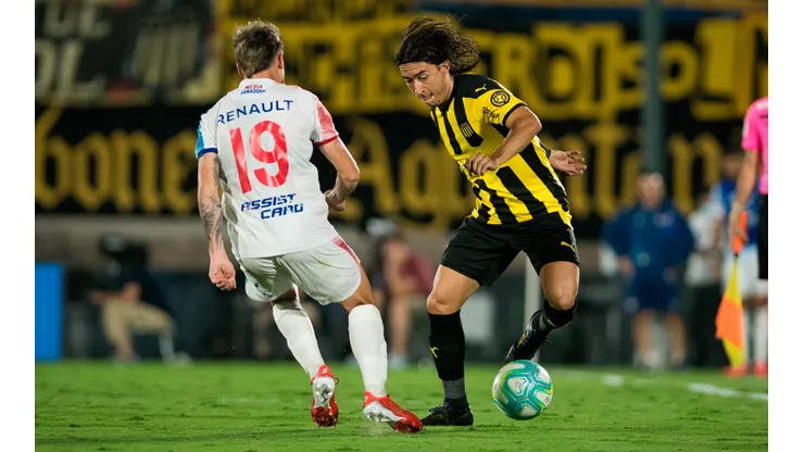 Nacional y Peñarol en acción.