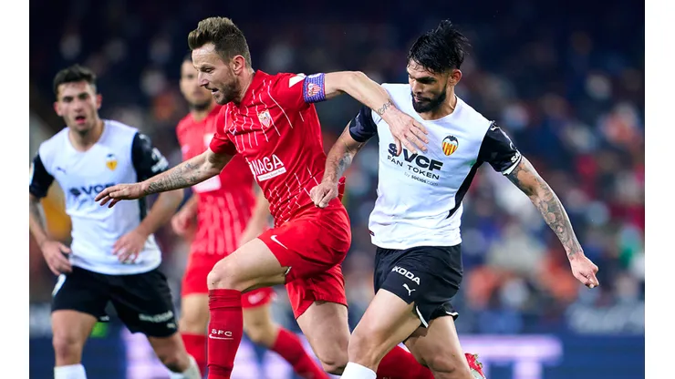 Sevilla y Valencia en acción de juego.