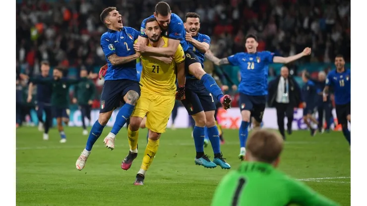 Gianluigi Donnarumma es una de las figuras de Italia que estaba al límite de amonestaciones.