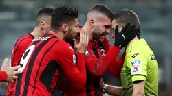 Marco Serra rodeado de jugadores de Milan.