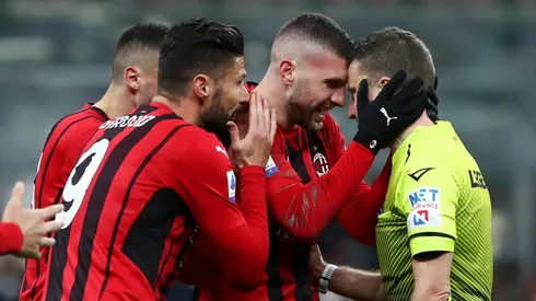 Marco Serra rodeado de jugadores de Milan.