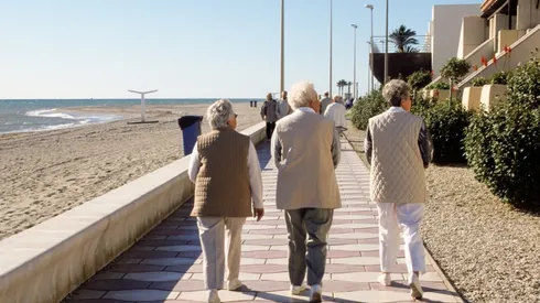 Los mayores a 52 años comenzarán a recibir el subsidio (Getty images).